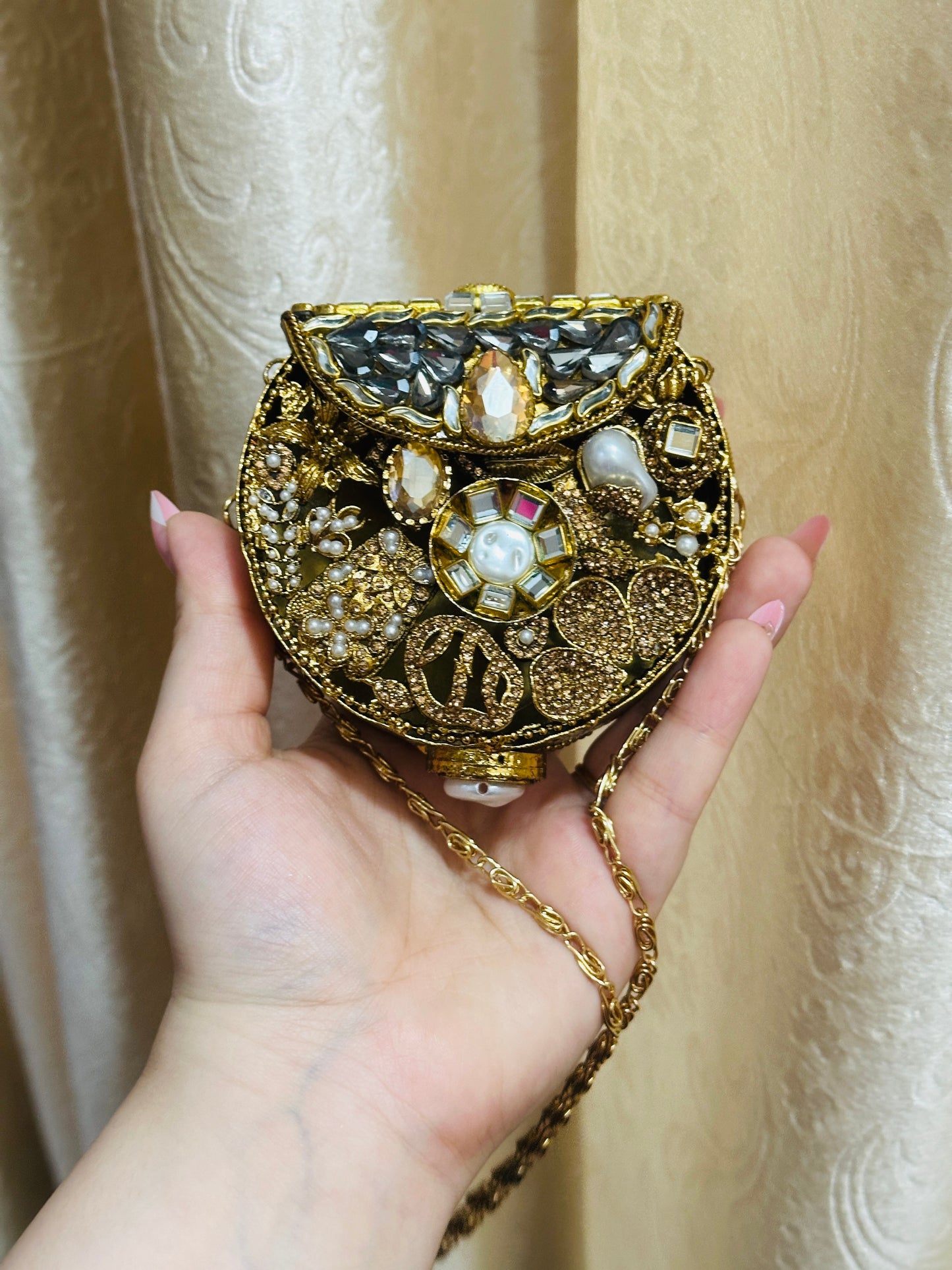 Noor-e-Ruby Clutch