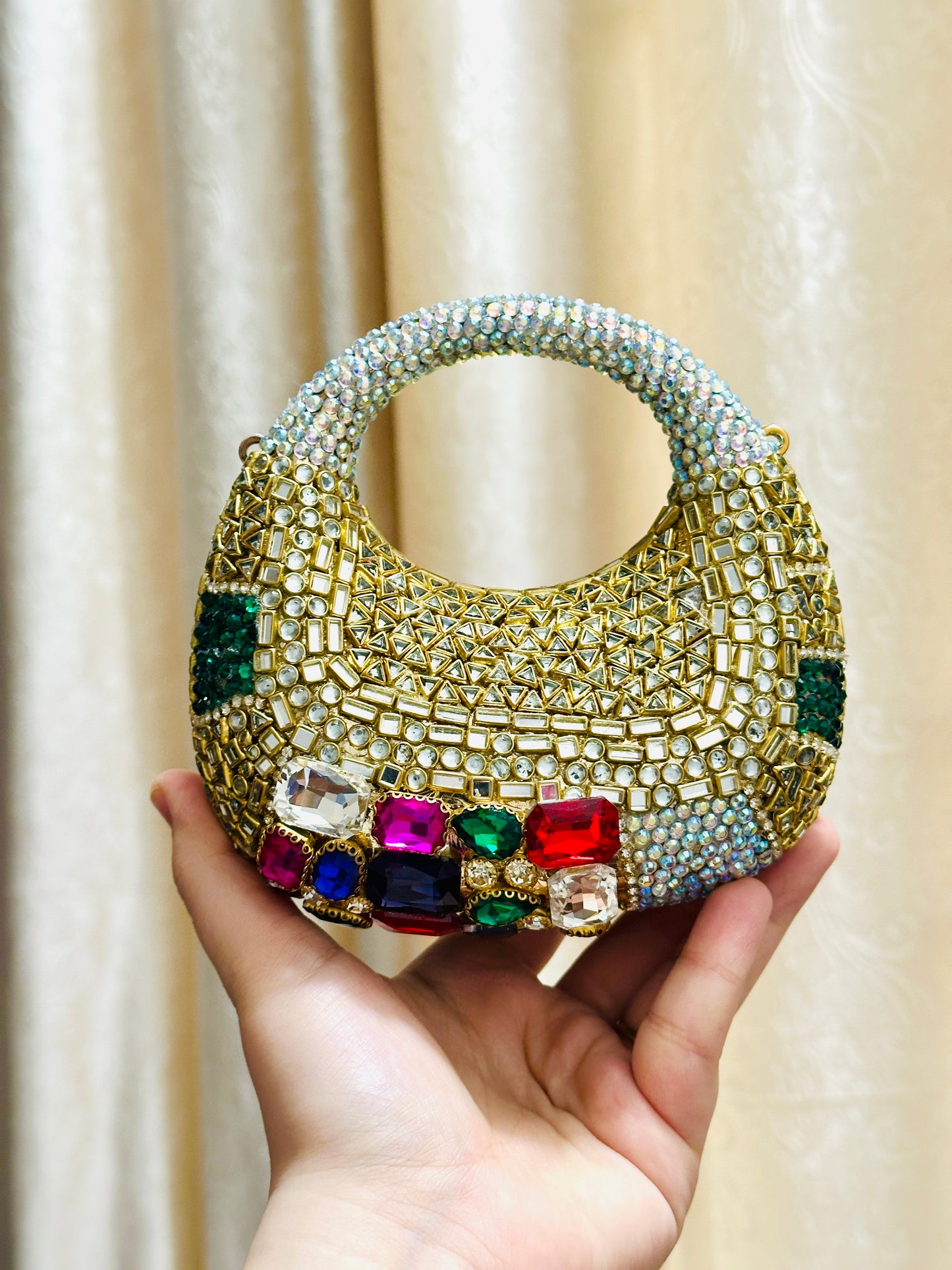 Aafiaya clutch