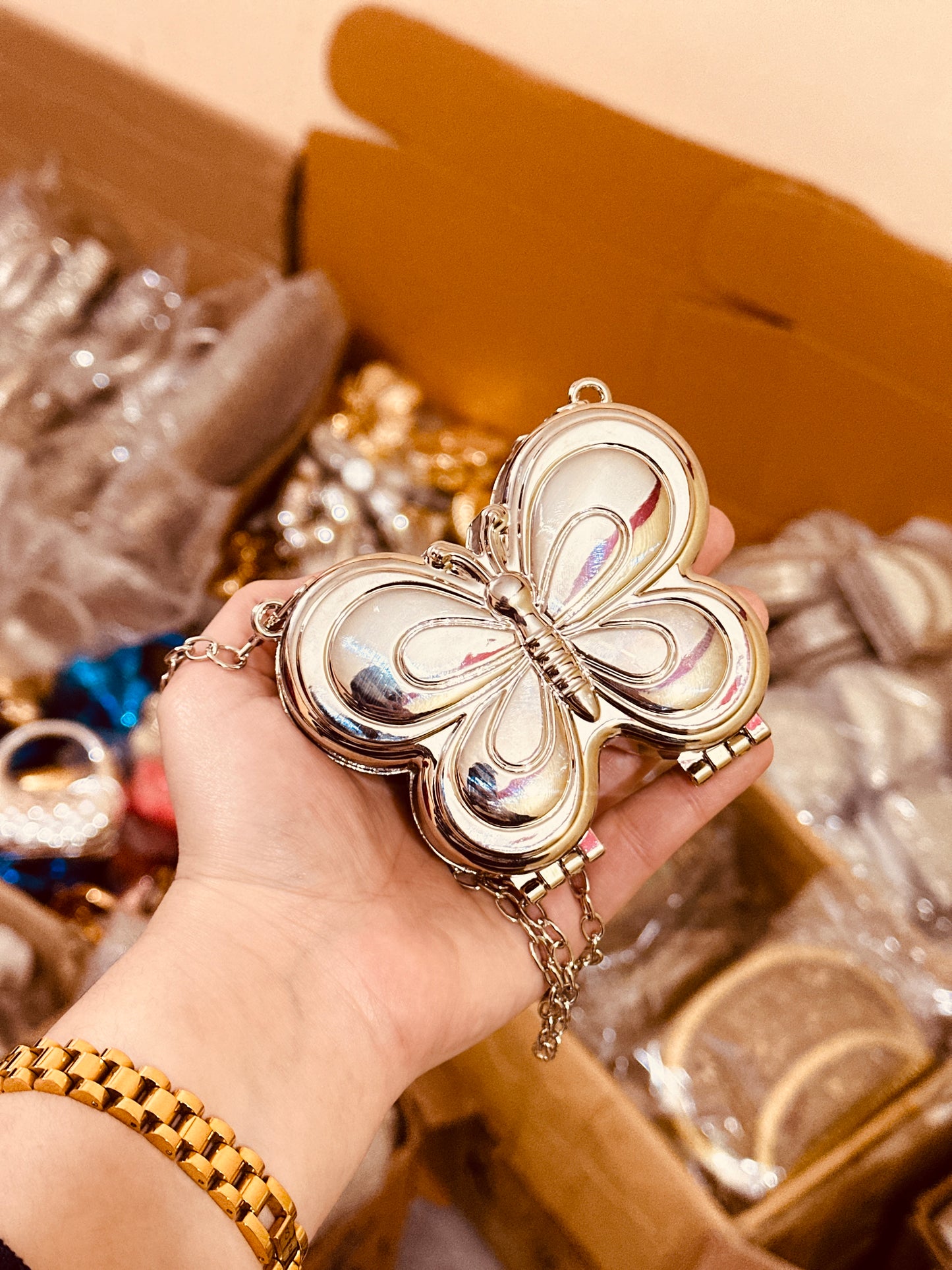 Butterfly metalic clutch