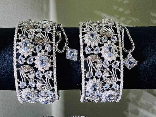 ❄️ Enchanted Frost™ Crystal & Pearl Filigree Cuff Set
Elevate every wrist‑shot with these heirloom‑inspired cuffs,