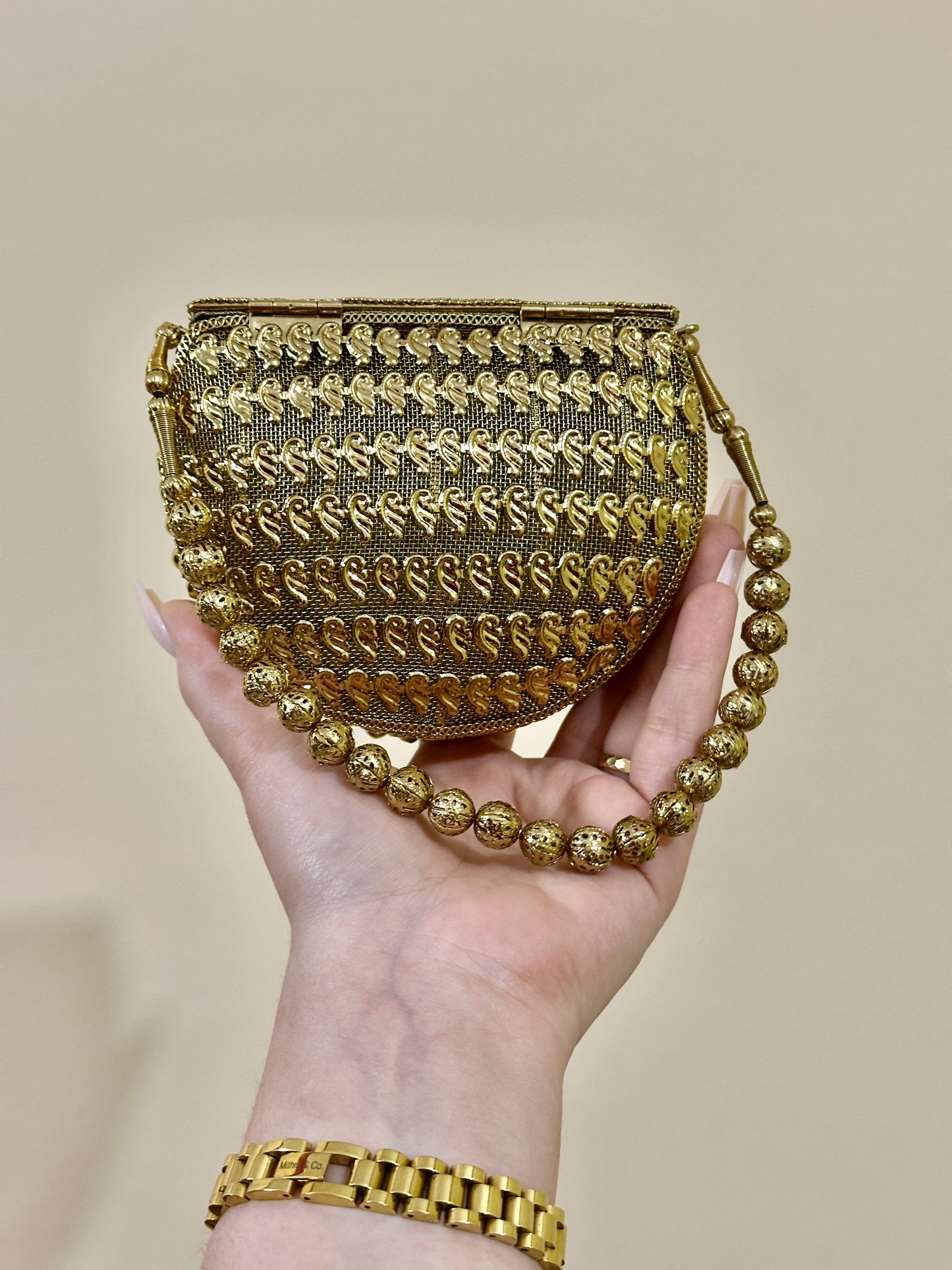 AURELIA ROUND CLUTCH