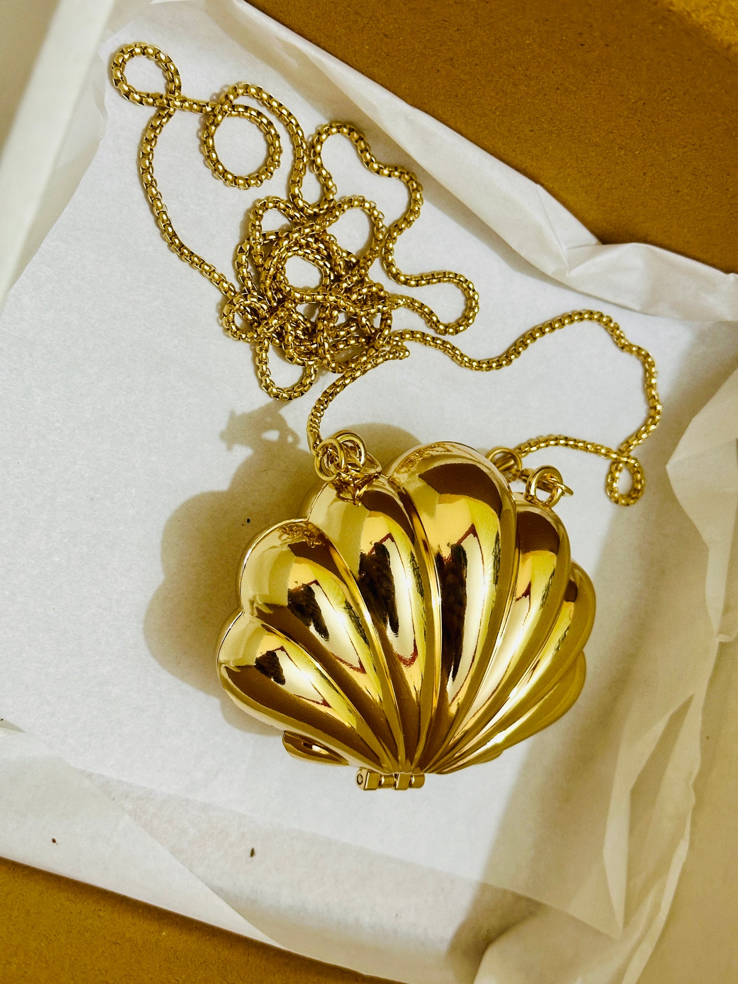Shell purse ( golden ) (5.5 icnh)