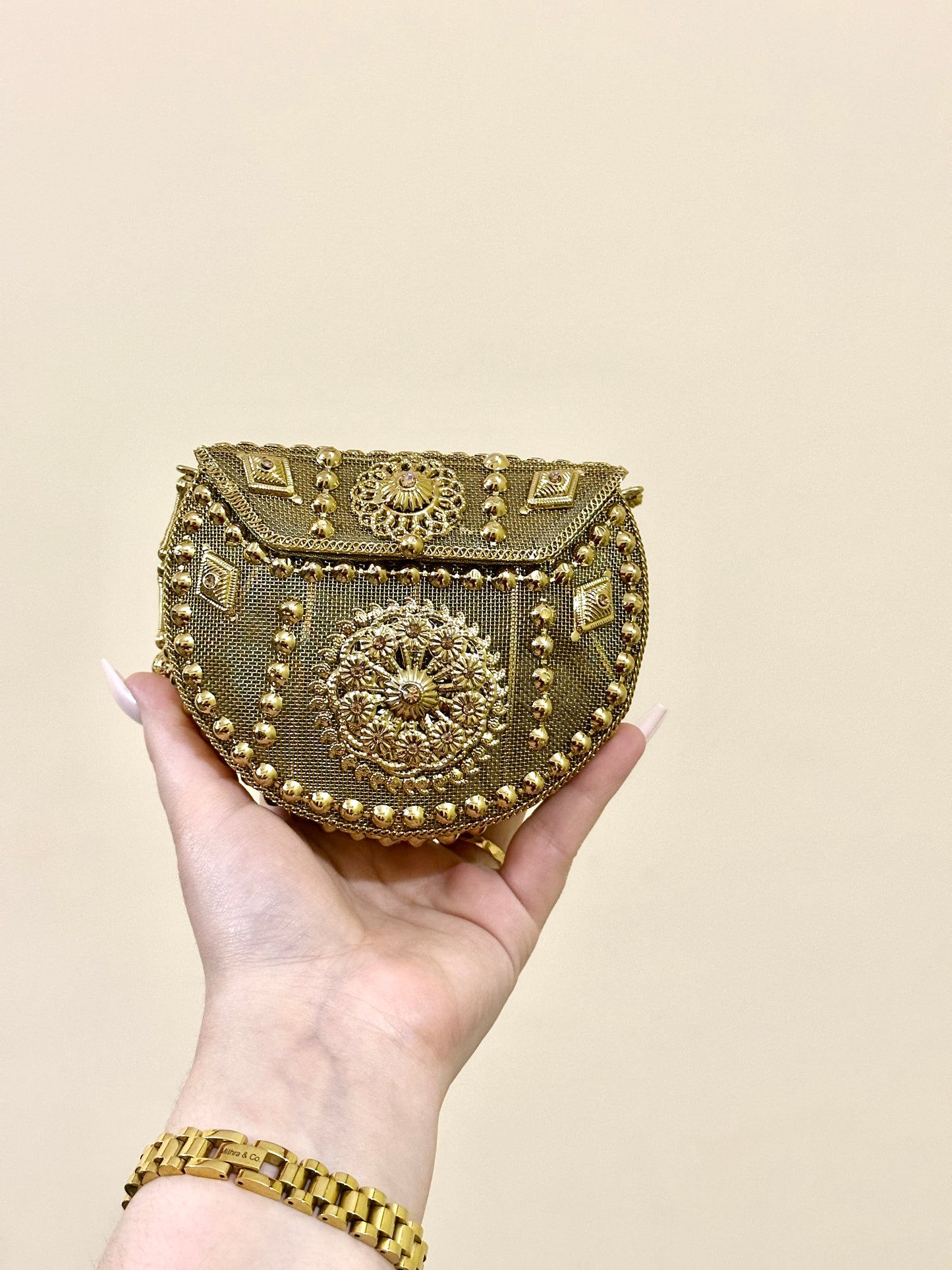 AURELIA  ROUND CLUTCH