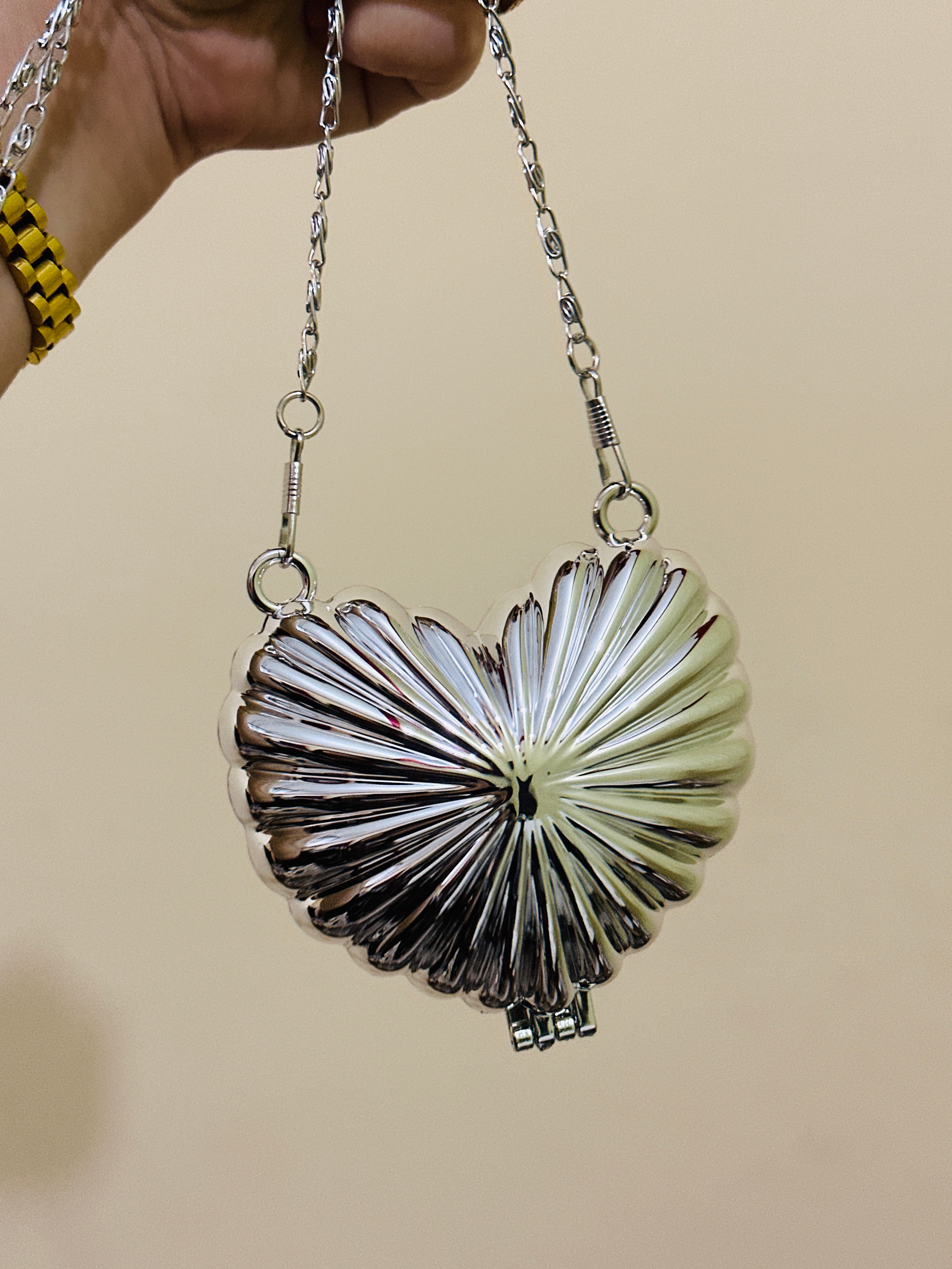 SILVER HEART CLUTCH 🩶 (acrylic )