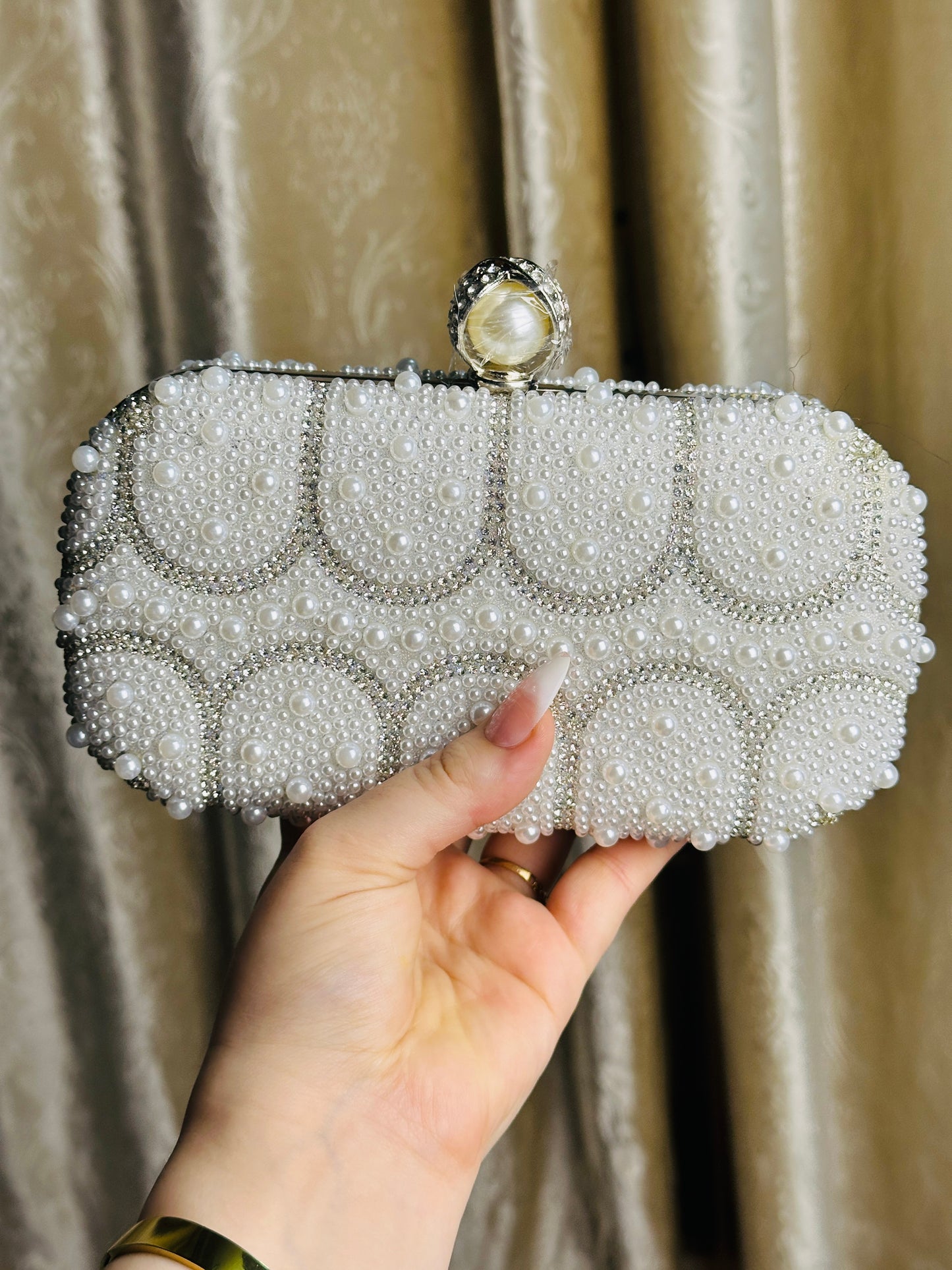 Eamara clutch