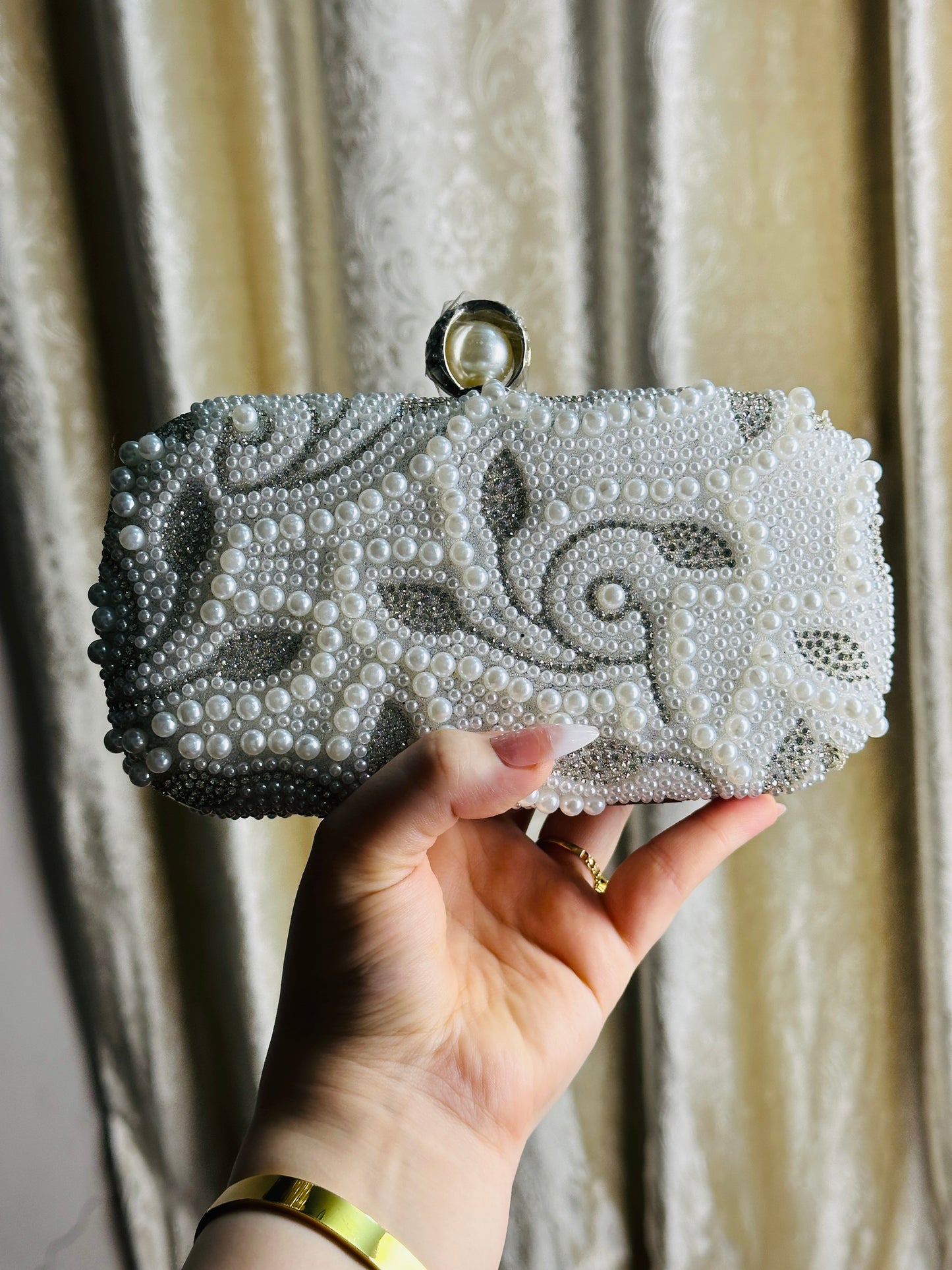 Eamara clutch