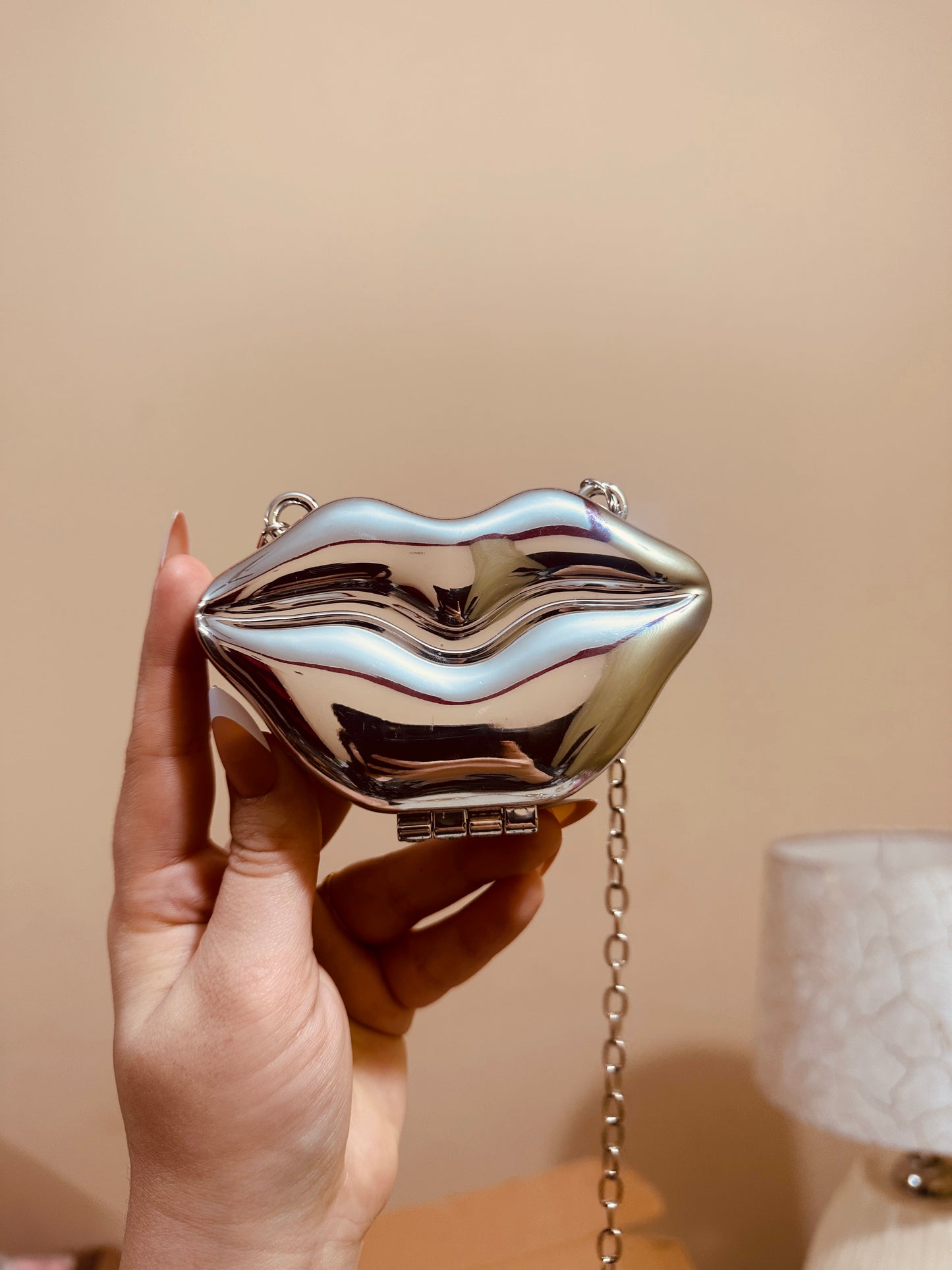 Lip clutch