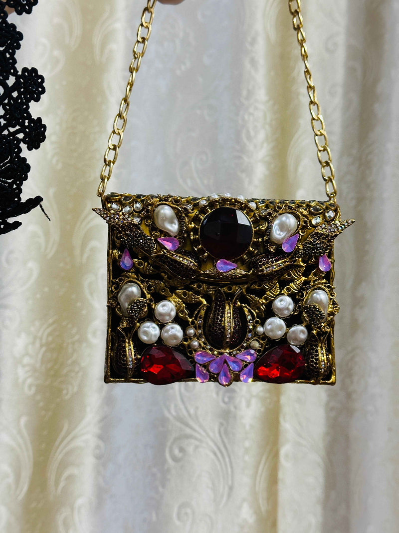 Noor clutch