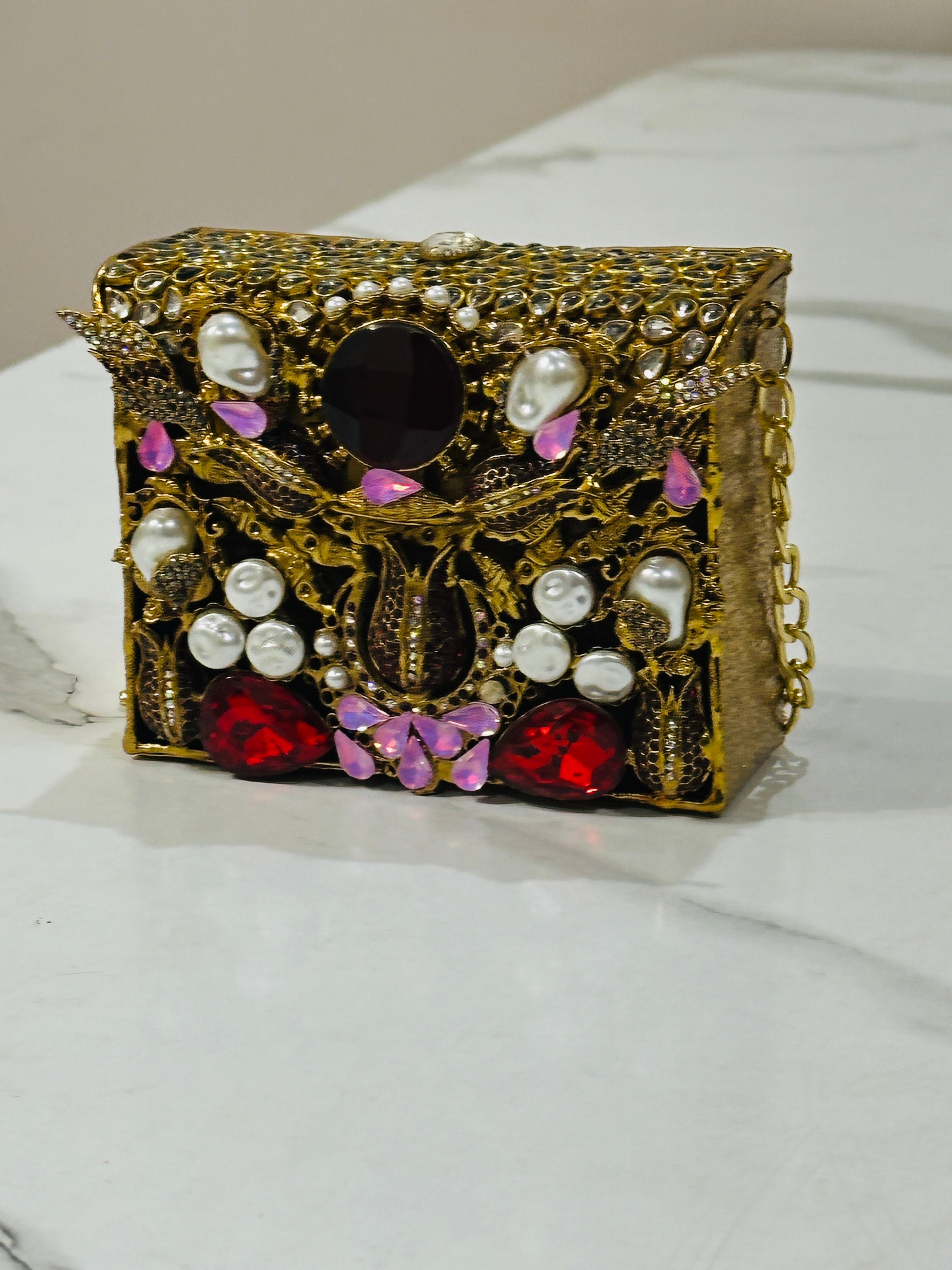 Noor clutch