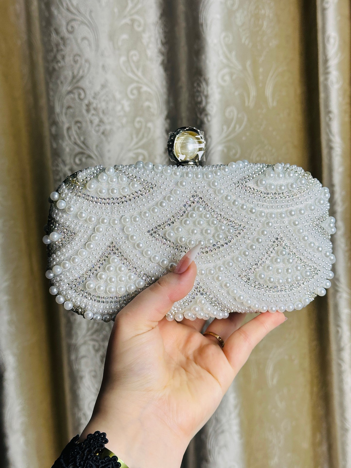 Eamara clutch