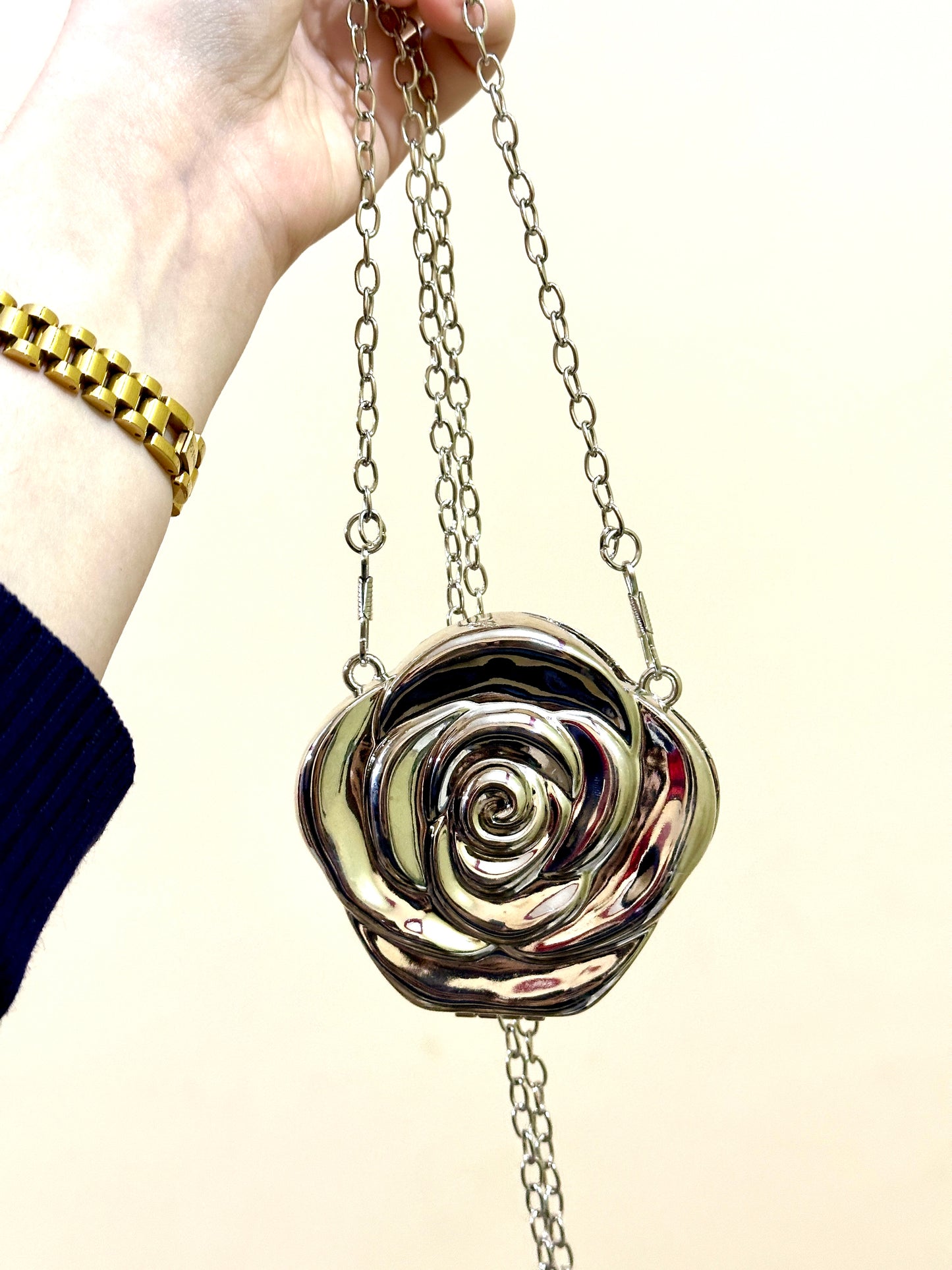 Flower metalic clutch