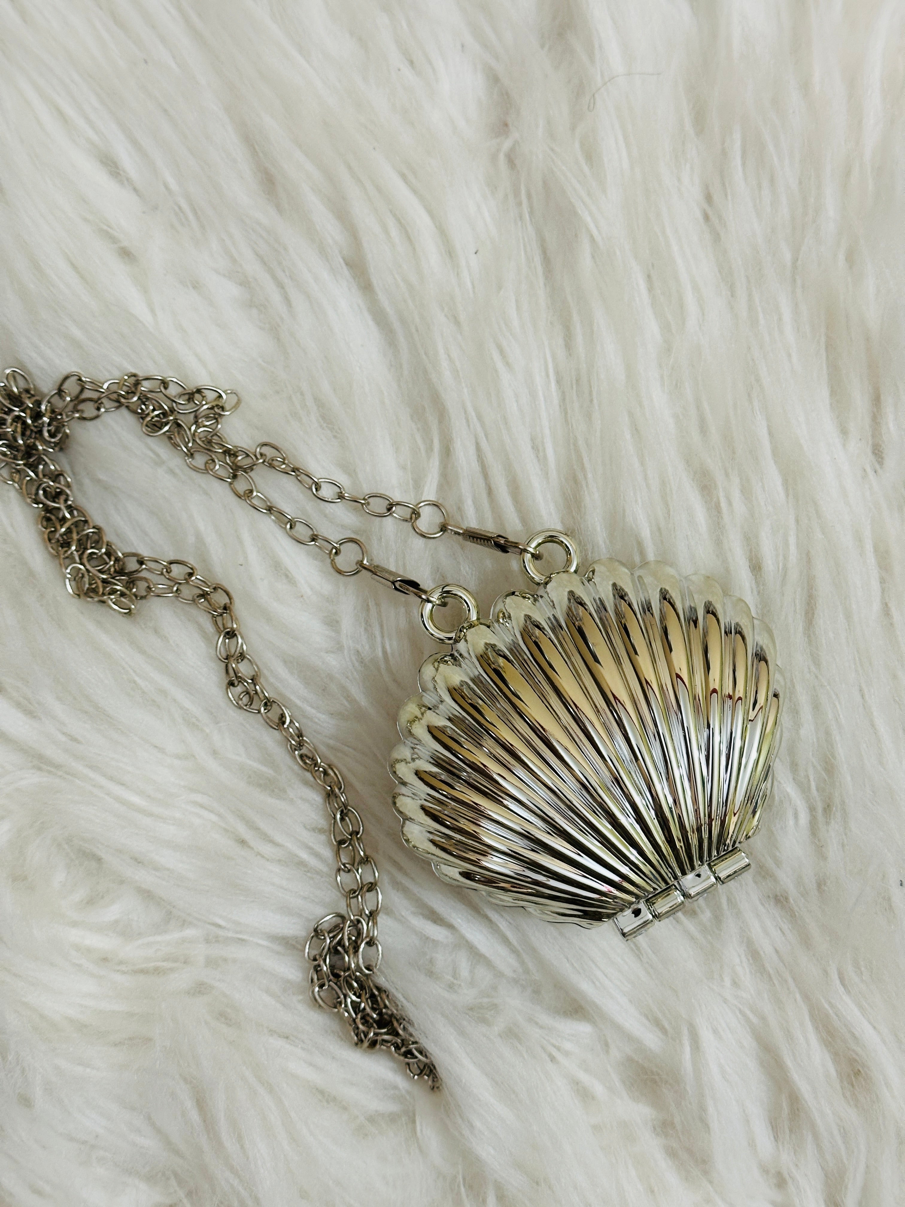 SILVER SHELL CLUTCH ( kindly do online payment to confirm your order