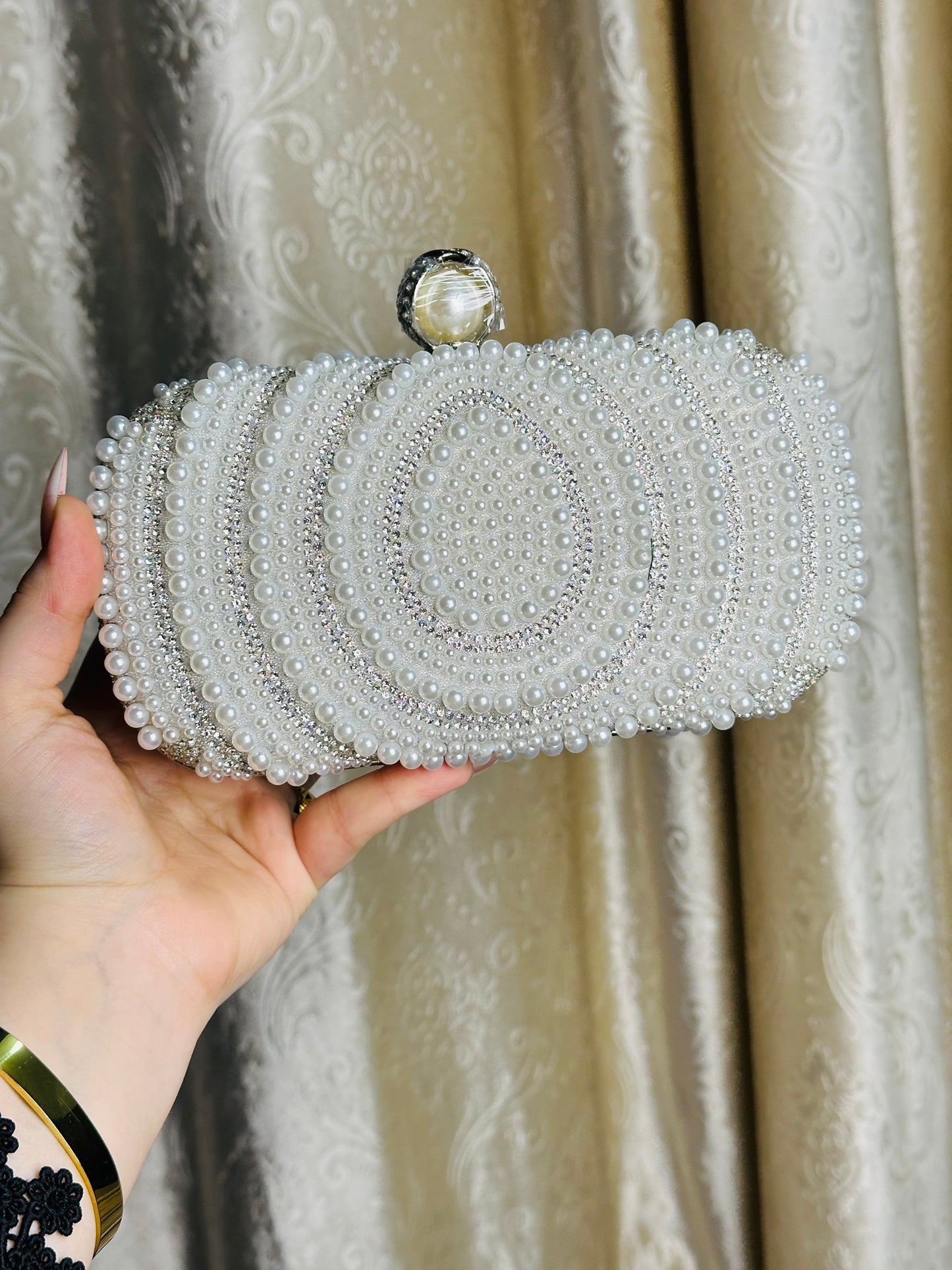 Eamara clutch