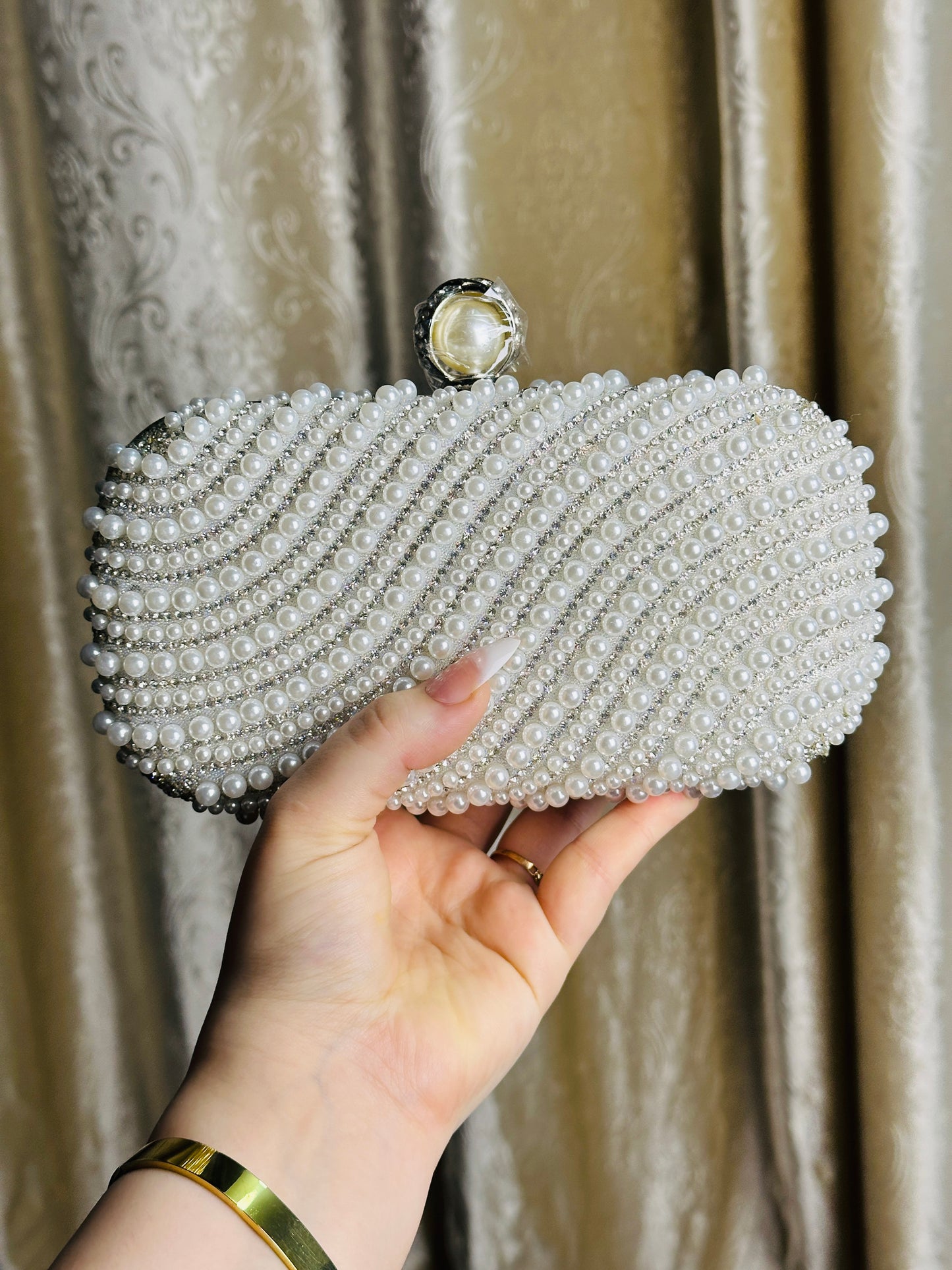 Eamara clutch