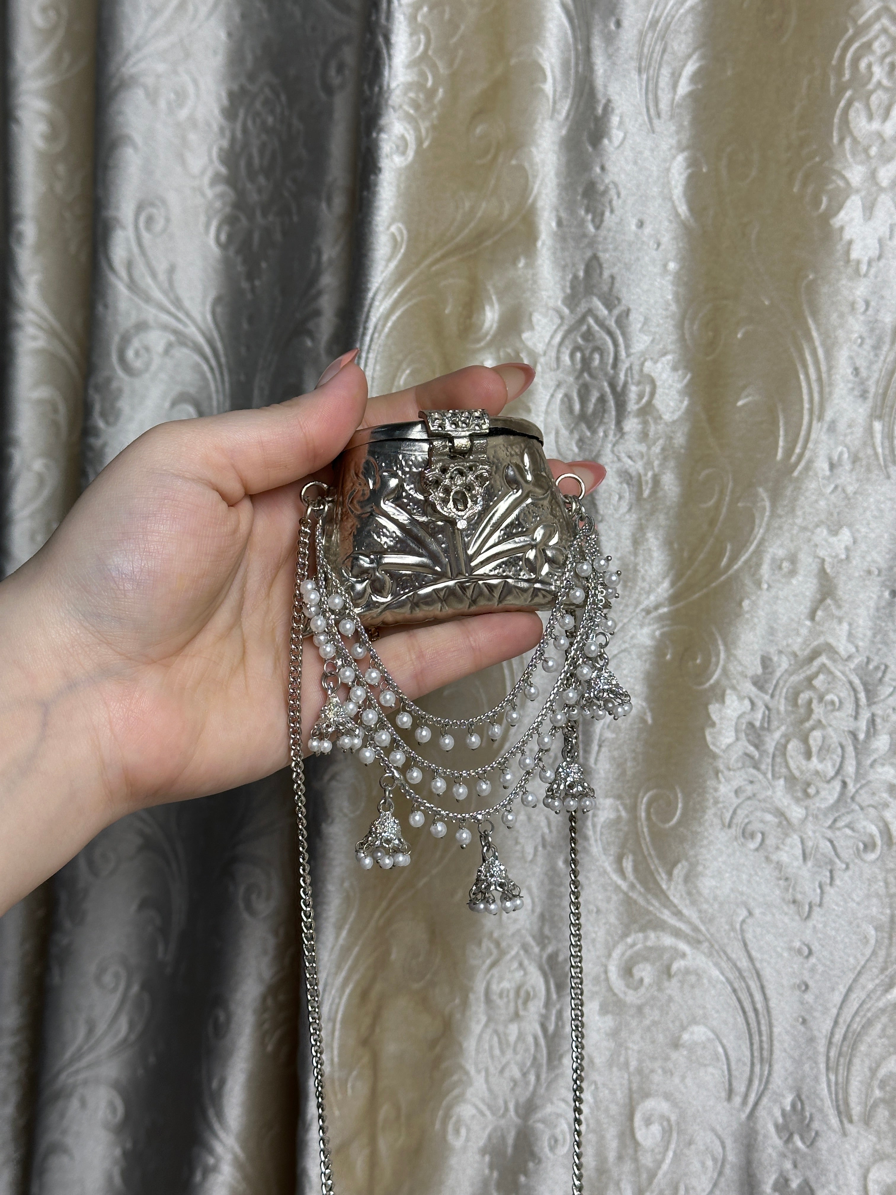 Noor Pearl Silver clutch
